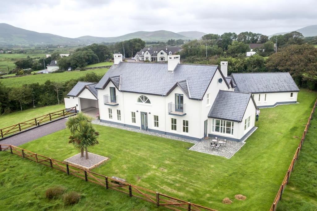 Villa Country Setting In The Middle Of Dingle Town. Exterior foto