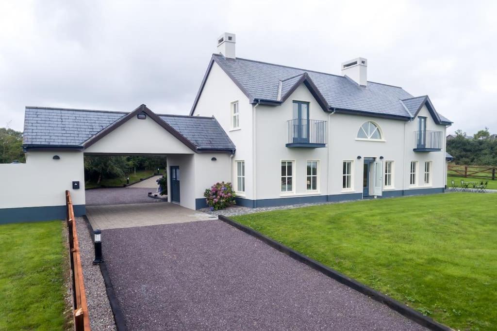Villa Country Setting In The Middle Of Dingle Town. Exterior foto