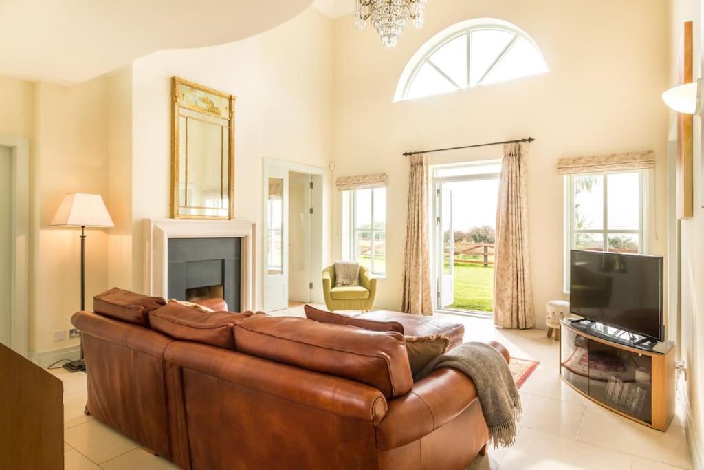 Villa Country Setting In The Middle Of Dingle Town. Exterior foto