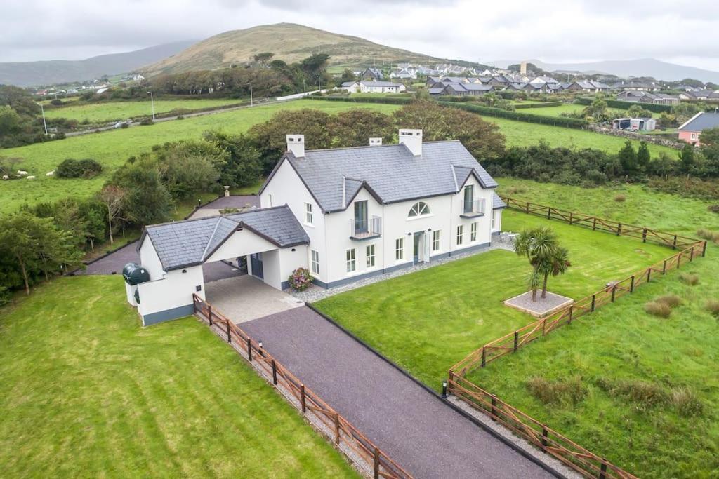 Villa Country Setting In The Middle Of Dingle Town. Exterior foto
